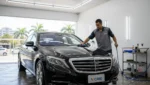Carro preto brilhante sendo lavado por profissional em lava jato VCAR em Palmas TO.